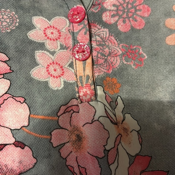 EXCELLENT WOMENS PRETTY FLORAL ZEN CHERRY BOMB PRINT SCRUBS TOP  SIZE Xs - Picture 3 of 3